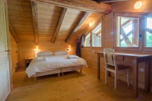 A bed or beds in a room at Chalet Ferme des Amis