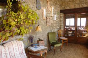 sala de estar con sofá, mesa y sillas en Fonda Ca l'Abel, en Lles