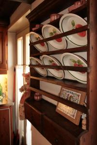 サン・ヴァンサンにあるStile e Tradizioneの大盛りだくさんの皿が壁に掛かっている