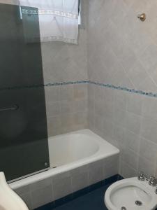 Kylpyhuone majoituspaikassa Apartamento Lautaro