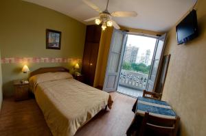 1 dormitorio con cama y ventana grande en Hotel Internacional en Buenos Aires