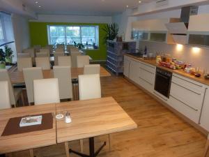 cocina grande con mesa de madera y sillas en Dreimäderlhaus Rieden, en Rieden