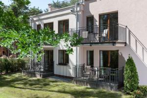 una casa con balcones a un lado en Villa Sosnowa, en Pobierowo