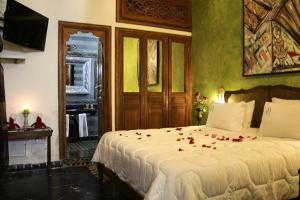 Postel nebo postele na pokoji v ubytování Riad Arabesque & Spa