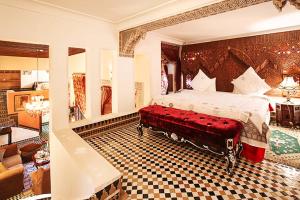 Postel nebo postele na pokoji v ubytování Riad Arabesque & Spa