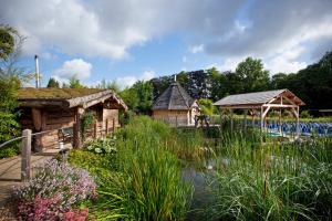 a garden with a pond and a gazebo at Hotel Thermen Dilbeek in Dilbeek