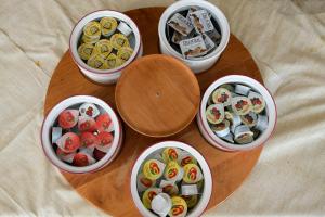 4 tazones de comida en una mesa de madera en Residence Garden, en Cannobio