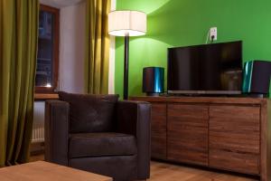 TV a/nebo společenská místnost v ubytování The Green House - Luxury Apartments