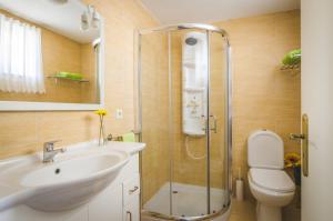 un bagno con doccia, lavandino e WC di Near beach and Oporto a Vila Nova de Gaia Altre 12 foto