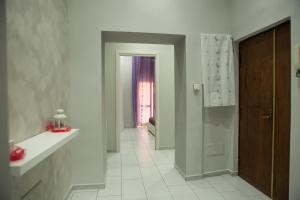 une salle de bain avec douche et sol en carrelage blanc dans l'établissement Casa Toto', à Naples 111 autres photos