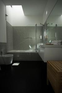 a bathroom with a tub and a toilet and a sink at Casa dos Aromas in Évora