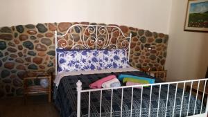 ein Schlafzimmer mit einem Kinderbett mit Kissen und Handtüchern in der Unterkunft La Dote in Santo Stefano di Sessanio