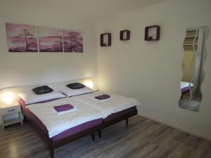 - une chambre avec un lit et 2 oreillers dans l'établissement Penzion Gerta, à Český Krumlov