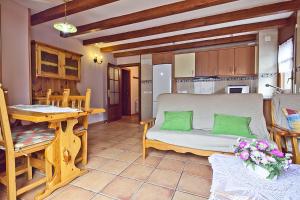 Kuchyňa alebo kuchynka v ubytovaní Apartamentos Salardu III + 14 fotografií