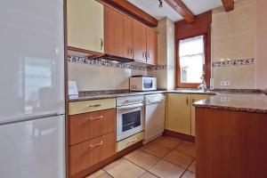Kuchyňa alebo kuchynka v ubytovaní Apartamentos Salardu III