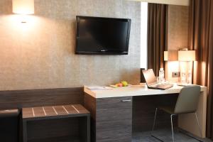 TV in/ali zabaviščno središče v nastanitvi Hotel Paka