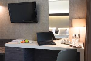 TV in/ali zabaviščno središče v nastanitvi Hotel Paka
