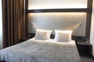 Een bed of bedden in een kamer bij Hotel Paka