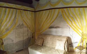 ヴェネツィアにあるResidenza Ofeliaのベッドルーム1室(ベッド1台付)、壁にカーテンが付いています。