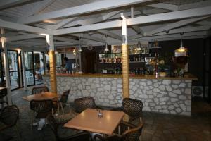 Area lounge atau bar di Village Inn Studios & Family Apartments