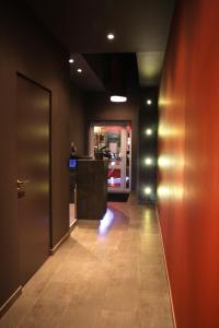 a hallway with a lobby with a door and a restaurant at Hôtel Bar le Globe in Saint Die