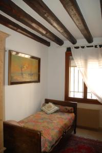 ヴェネツィアにあるResidenza Ofeliaのベッドルーム(ベッド1台、窓付)