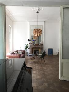 - un salon avec un canapé et une table dans l'établissement Liberté, à Marseille
