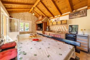 Televízia a/alebo spoločenská miestnosť v ubytovaní Apartments Sea Vodice