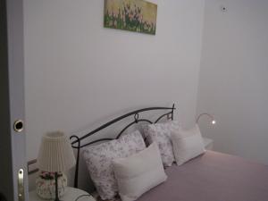 ラ・スペツィアにあるSofia Principess Houseのベッドルーム(白い枕のベッド1台付)
