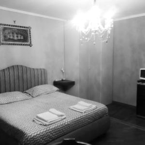 1 dormitorio con 1 cama con 2 toallas en b&b Zia Sua, en Nápoles