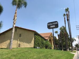 a sign that says cotton inn in front of a building at Colton Inn in Colton