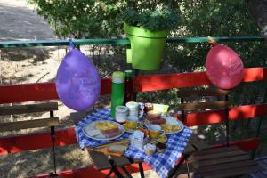 un tavolo da picnic con cibo e pentole su una recinzione di Casa sull'Albero a Lentella