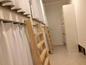 Tempat tidur susun dalam kamar di bnb+ Akihabara (Female Only)