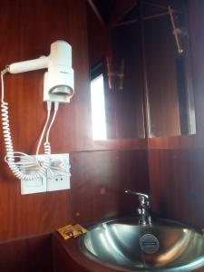 A bathroom at Onkel Inn Wagon Sleepbox Uyuni