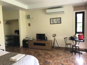 Μια τηλεόραση ή/και κέντρο ψυχαγωγίας στο B&B Forest Hill Khao Yai