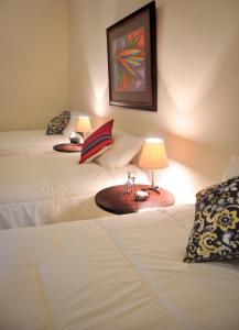 a bedroom with a bed and a lamp at Anami Hotel Boutique in La Paz