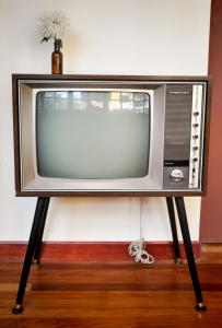 una vieja TV sentada en un puesto en el suelo en Anami Hotel Boutique, en La Paz