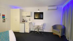 Kuchyň nebo kuchyňský kout v ubytování Atlantic Tower Motor Inn