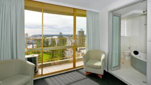 Koupelna v ubytování Atlantic Tower Motor Inn