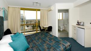 Postel nebo postele na pokoji v ubytování Atlantic Tower Motor Inn