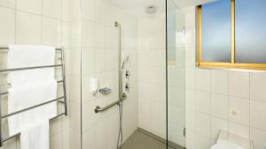 Koupelna v ubytování Atlantic Tower Motor Inn + 37 fotografií