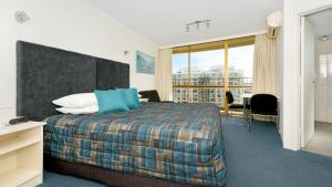 Postel nebo postele na pokoji v ubytování Atlantic Tower Motor Inn