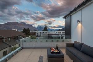 balkon z kanapą i widokiem na góry w obiekcie 15 Melbourne by Staysouth w mieście Queenstown