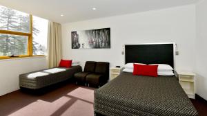 Postel nebo postele na pokoji v ubytování Atlantic Tower Motor Inn