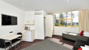 TV a/nebo společenská místnost v ubytování Atlantic Tower Motor Inn