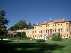 Vườn quanh Villa Curti