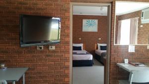 A bed or beds in a room at Bridge Motor Inn Tocumwal
