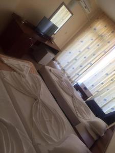 Postel nebo postele na pokoji v ubytování Family Hotel Eliri