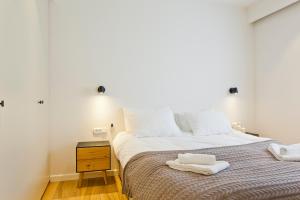 een slaapkamer met een bed met twee handdoeken erop bij SHELTER in Elegant 2BR with Veranda close to Beach by FeelHome in Tel Aviv