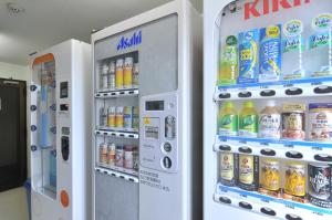 a vending machine filled with lots of drinks at Yawatajuku Dai-ichi Hotel in Ichihara
